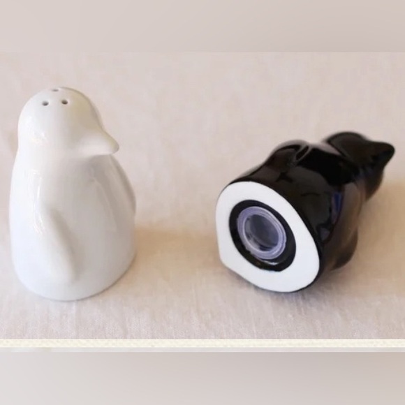 Novelty salt and pepper shakers, white/black penguin porcelain - Picture 7 of 14